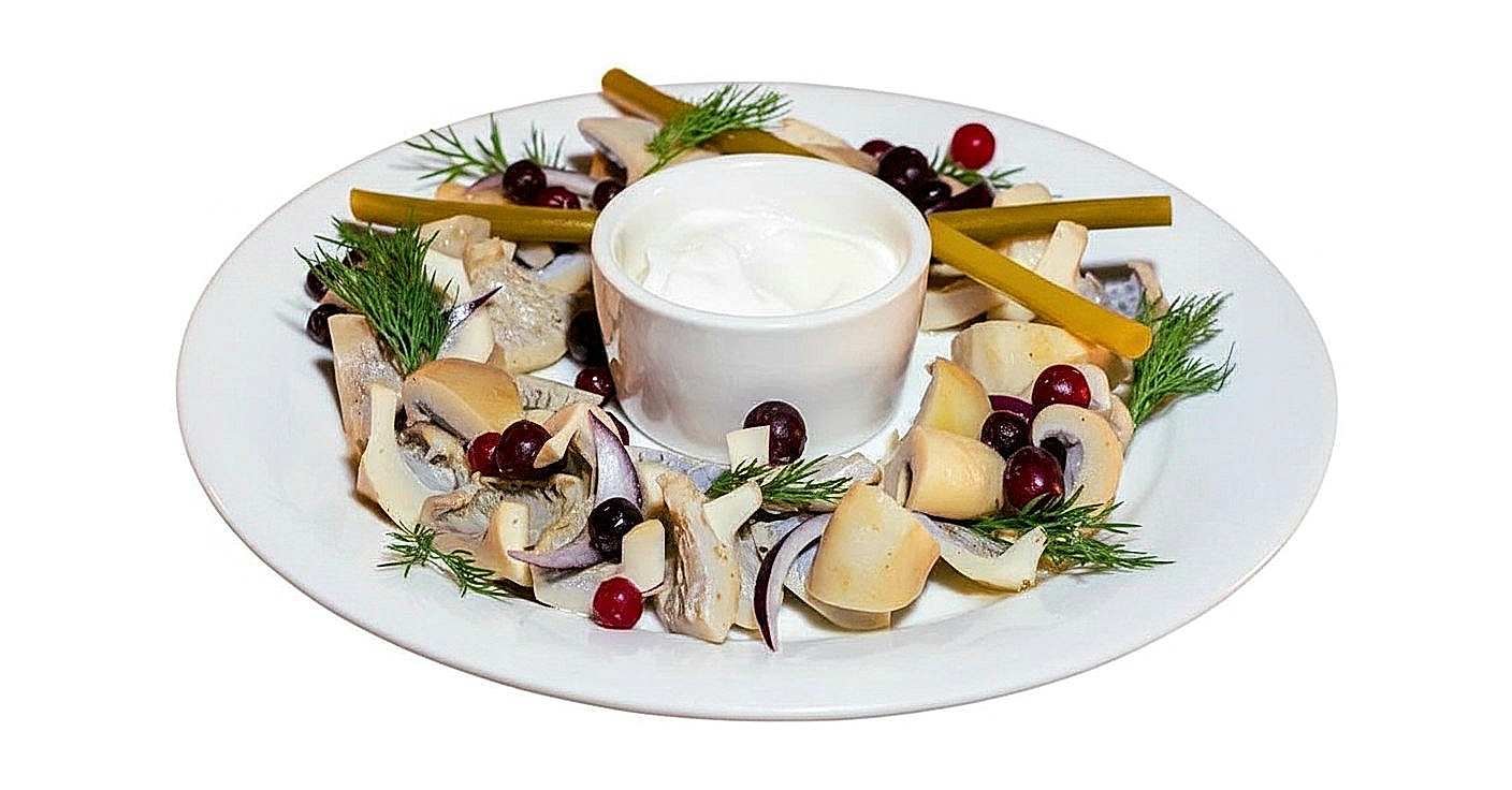 Грузди со сметаной и ялтинским луком