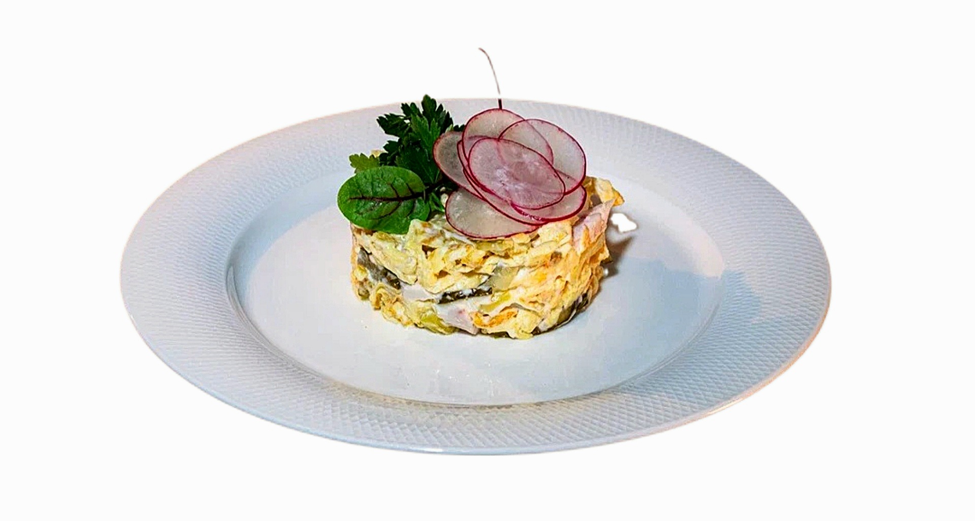 Салат с копченой курицей и омлетной лентой