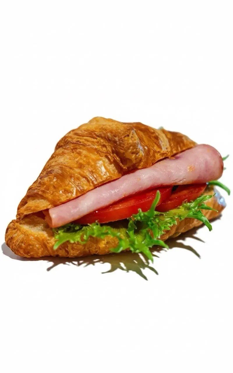 Мини круассан с окороком, салатом айсберг и томатами